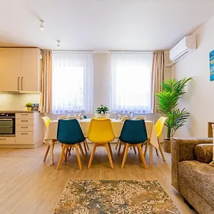 Apartment Roomy 80sqm At Center Free Parking Space, Ac & Balcony, Separate Ac In Four, Budapest